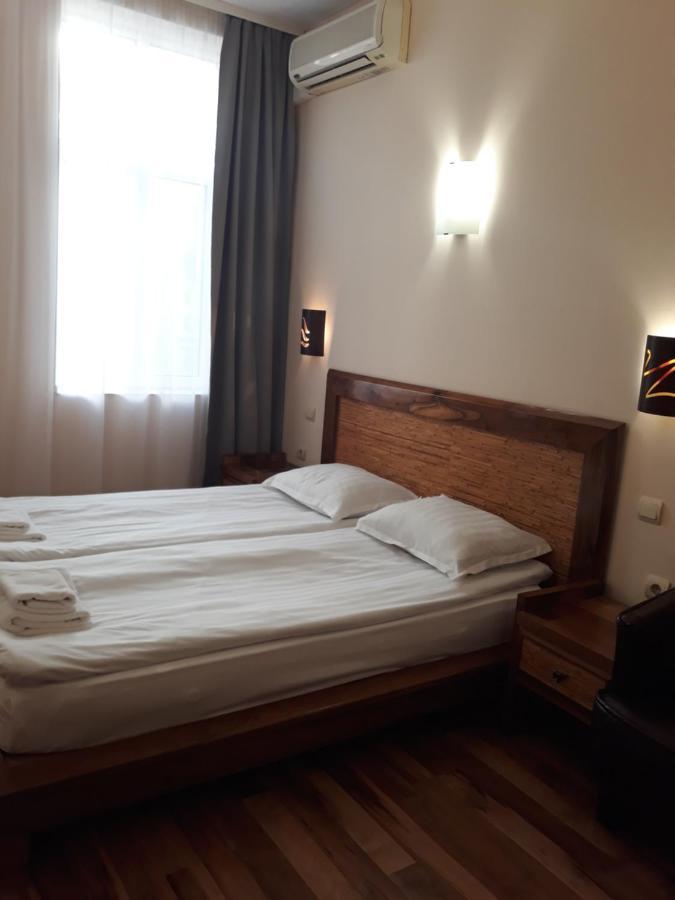 Three Dolphins Hotel With Rooftop Terracе Varna Extérieur photo