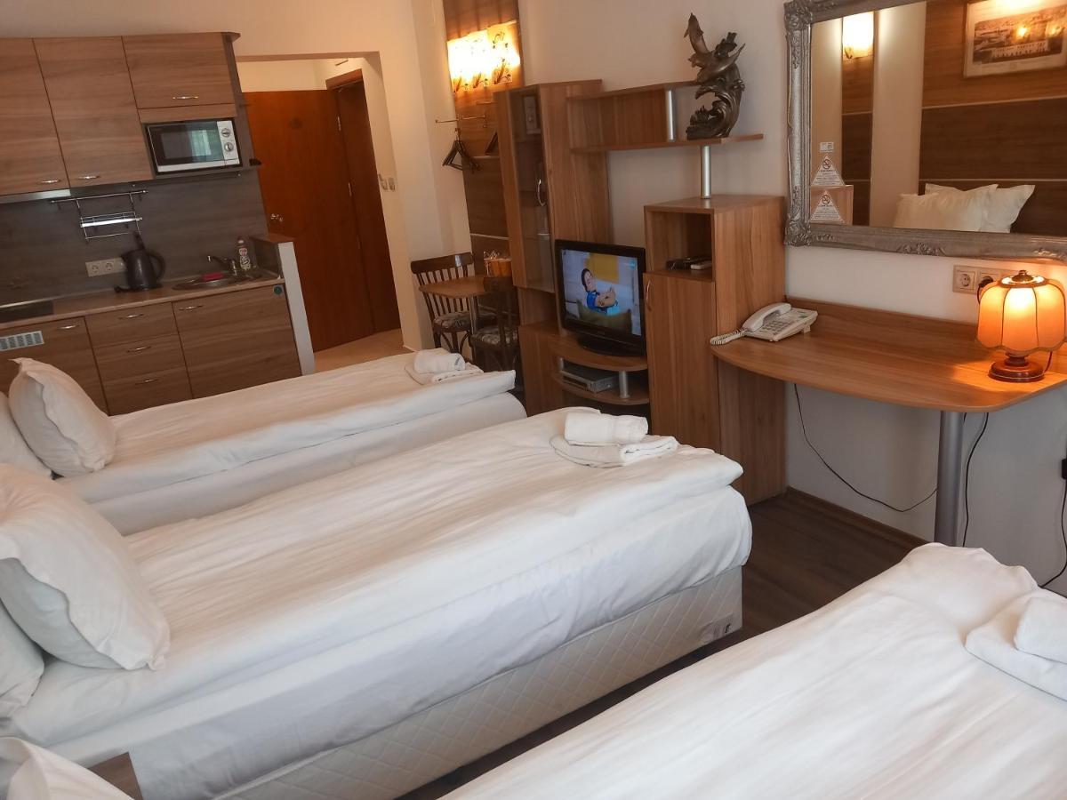 Three Dolphins Hotel With Rooftop Terracе Varna Extérieur photo