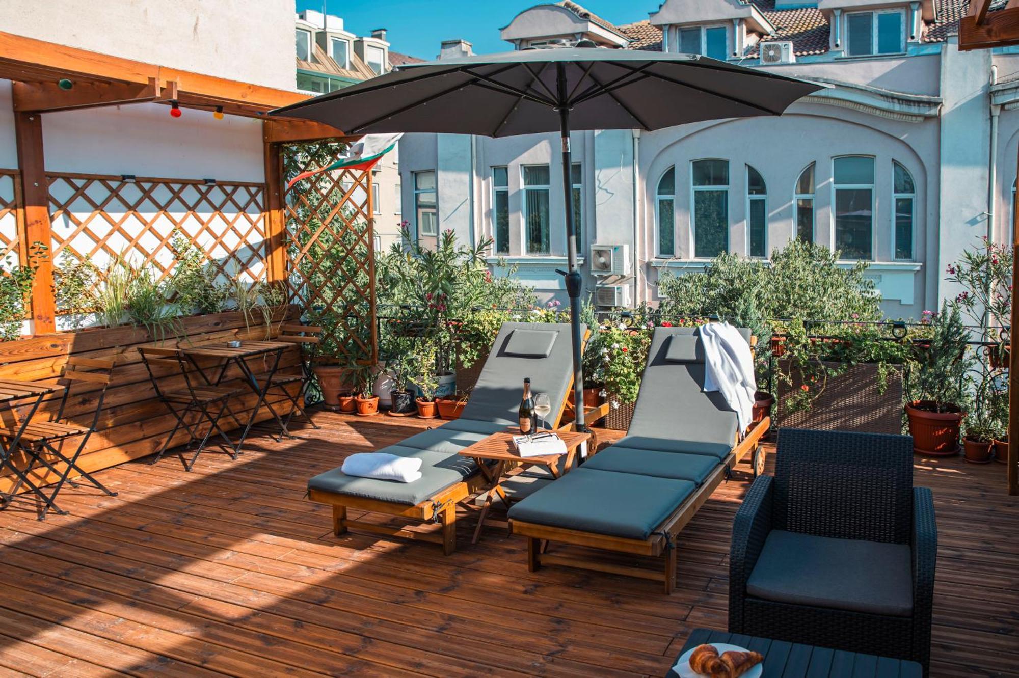 Three Dolphins Hotel With Rooftop Terracе Varna Extérieur photo