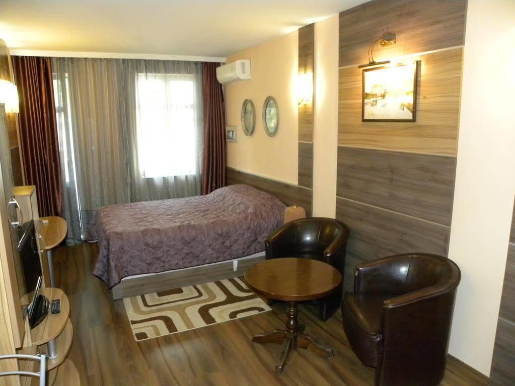 Three Dolphins Hotel With Rooftop Terracе Varna Extérieur photo